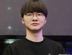 LOL比賽(sài)暂停长達(dá)3小时，选手打开直播(bō)看比賽(sài)，被官方禁賽(sài)处罚