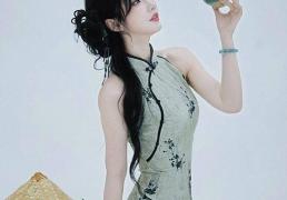 KPL官方解說(shuō)的解說(shuō)小鹿(lù)，身(shēn)材(cái)還(hái)是很(hěn)顶的，旗袍太適(shì)合她了(le)！