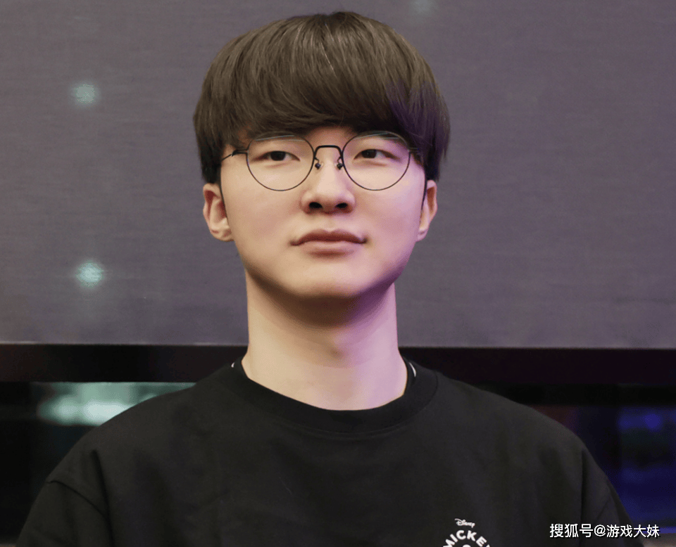 LOL比賽(sài)暂停长達(dá)3小时，选手打开直播(bō)看比賽(sài)，被官方禁賽(sài)处罚