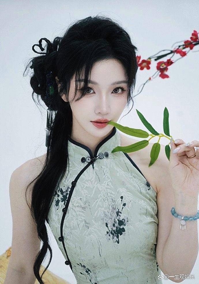 KPL官方解說(shuō)的解說(shuō)小鹿(lù)，身(shēn)材(cái)還(hái)是很(hěn)顶的，旗袍太適(shì)合她了(le)！