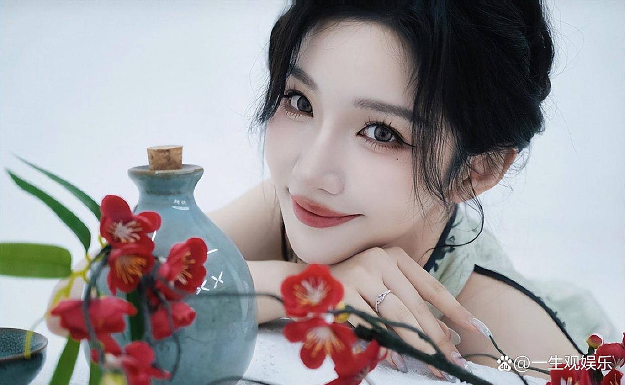 KPL官方解說(shuō)的解說(shuō)小鹿(lù)，身(shēn)材(cái)還(hái)是很(hěn)顶的，旗袍太適(shì)合她了(le)！