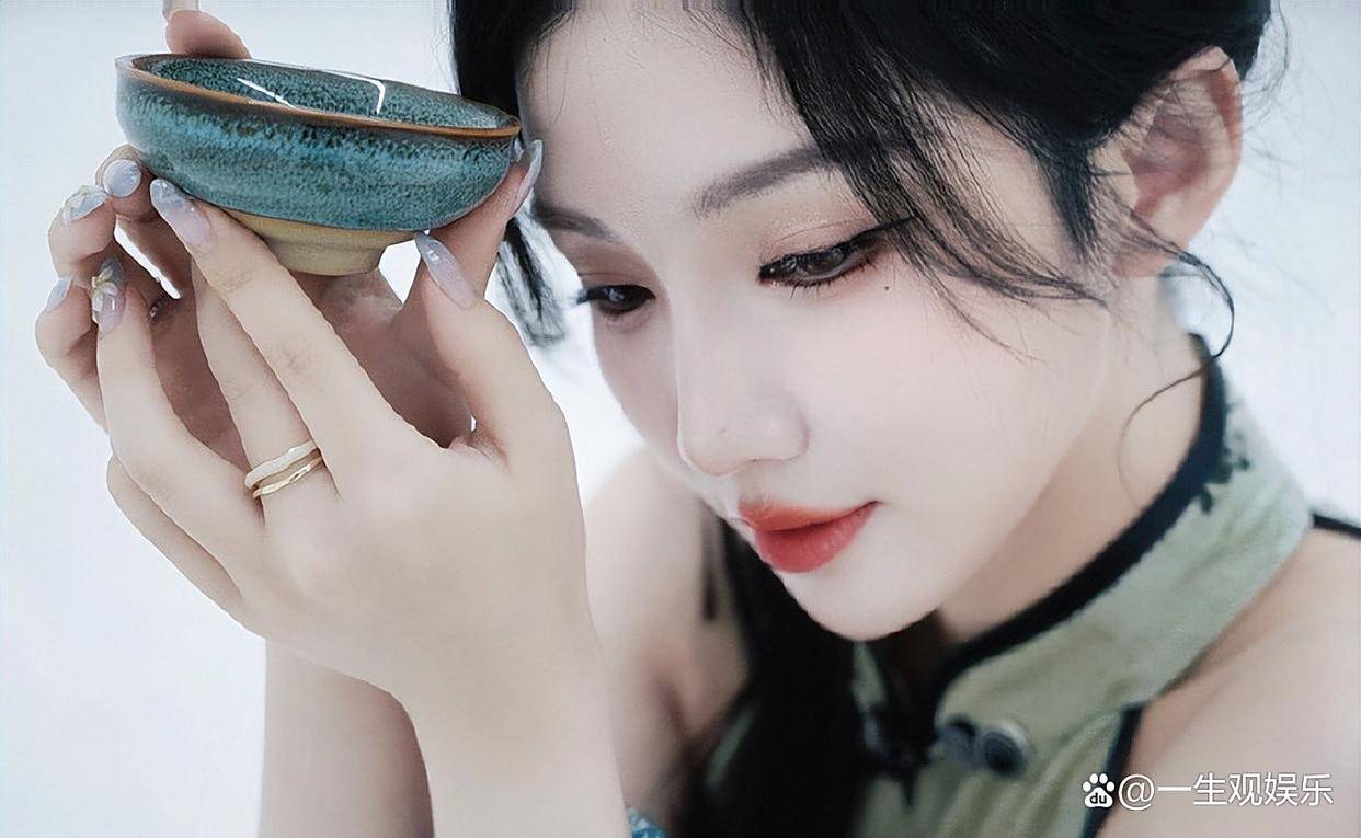 KPL官方解說(shuō)的解說(shuō)小鹿(lù)，身(shēn)材(cái)還(hái)是很(hěn)顶的，旗袍太適(shì)合她了(le)！