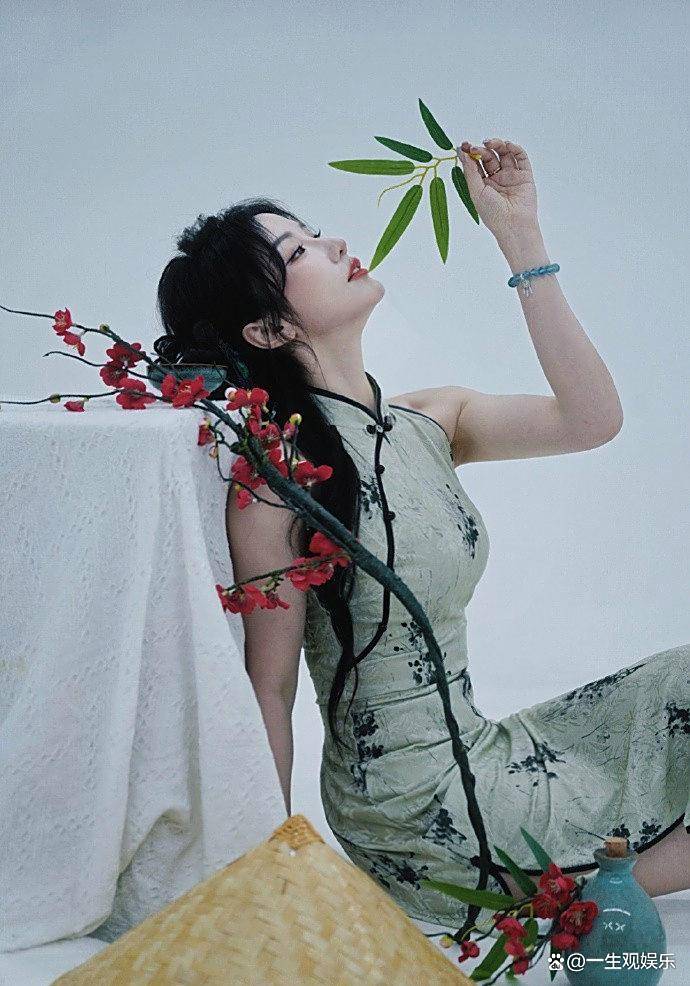 KPL官方解說(shuō)的解說(shuō)小鹿(lù)，身(shēn)材(cái)還(hái)是很(hěn)顶的，旗袍太適(shì)合她了(le)！