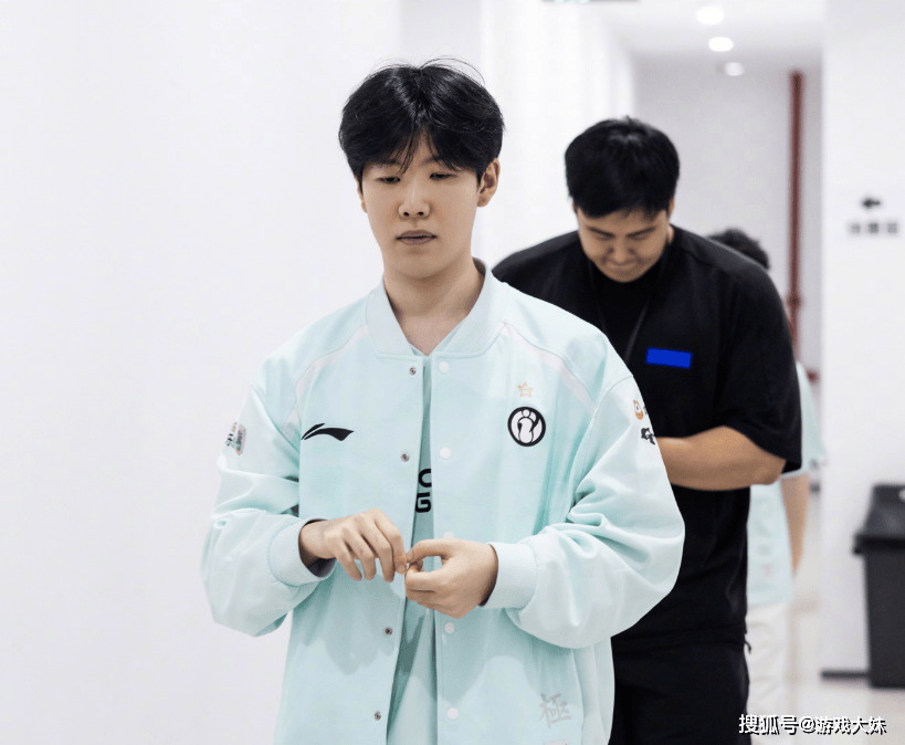 观衆(zhòng)對(duì)LPL彻底失望了，S15门票卖不出去，普遍认为LPL将止步(bù)4强