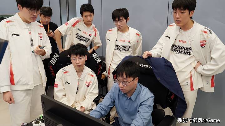 LOL最強(qiáng)全华班成为笑(xiào)话！国一中被對(duì)位MVP，對(duì)手嘲諷(fěng)：NA＞LPL