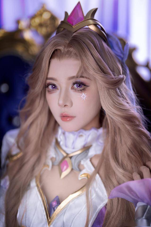 《LOL》主持人骆歆(xīn)Cos水(shuǐ)晶(jīng)玫瑰女(nǚ)警(jǐng) 太美(měi)了(le)