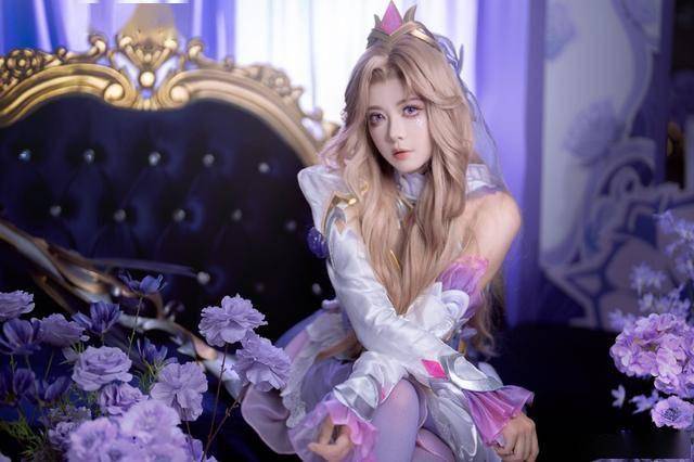 《LOL》主持人骆歆(xīn)Cos水(shuǐ)晶(jīng)玫瑰女(nǚ)警(jǐng) 太美(měi)了(le)