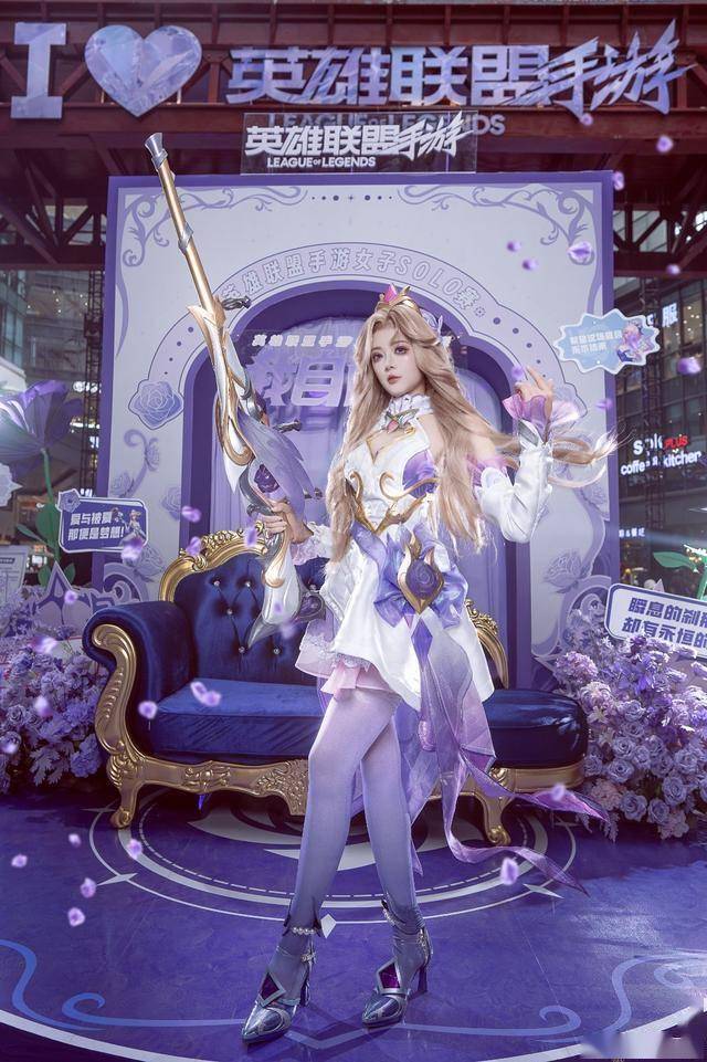 《LOL》主持人骆歆(xīn)Cos水(shuǐ)晶(jīng)玫瑰女(nǚ)警(jǐng) 太美(měi)了(le)